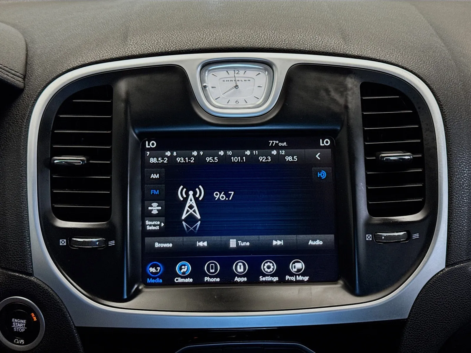 2023 Chrysler 300 Touring photo 4