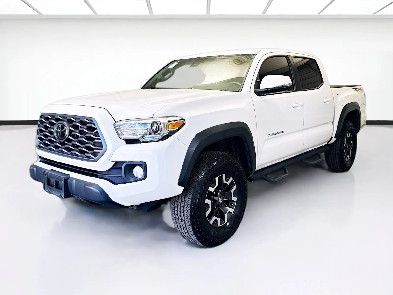 White 2022 Toyota Tacoma TRD Off-Road TECHNOLOGY PACKAGE V6 for sale in Montclair, CA