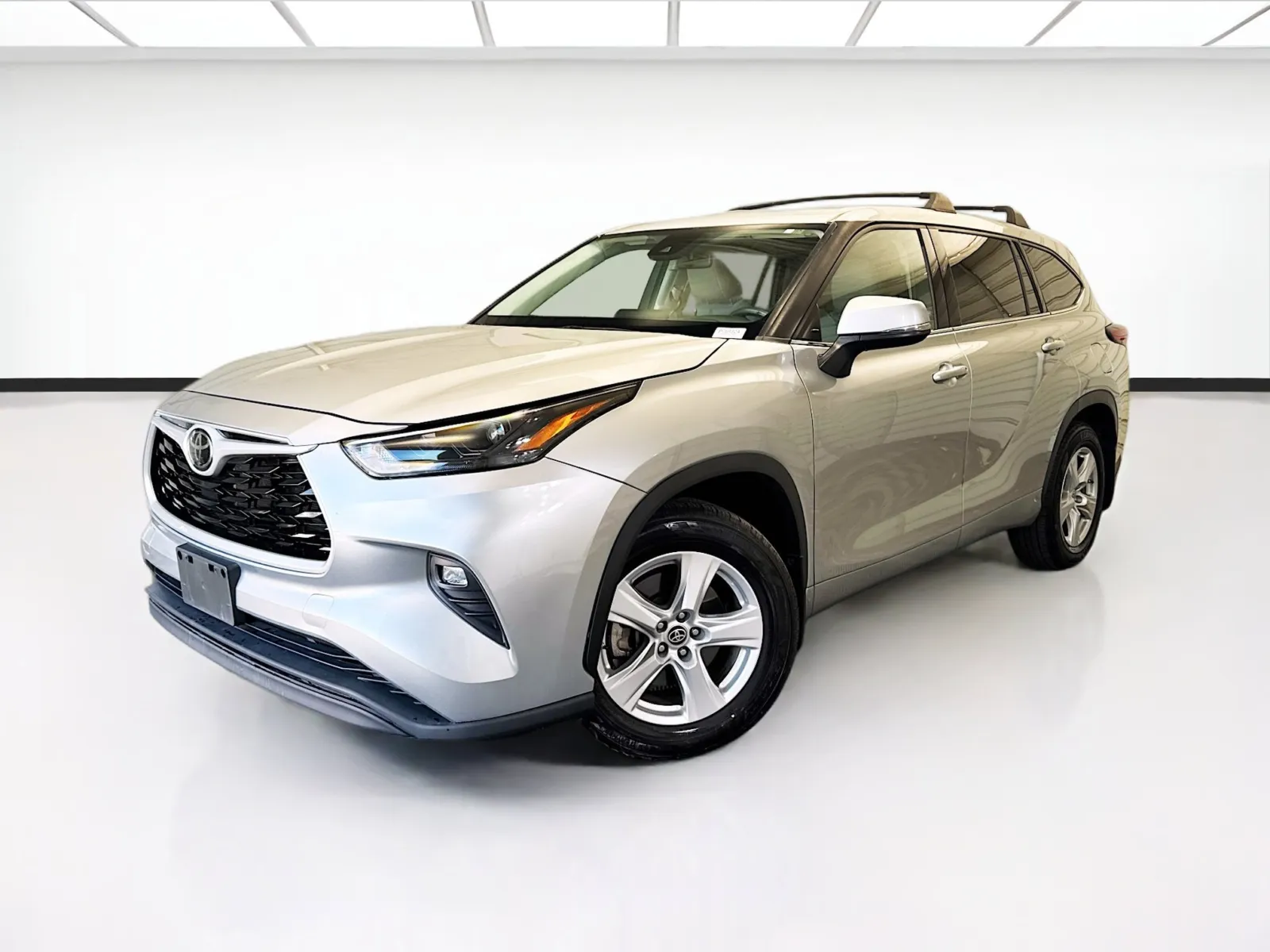 Silver 2022 Toyota Highlander LE for sale in Montclair, CA