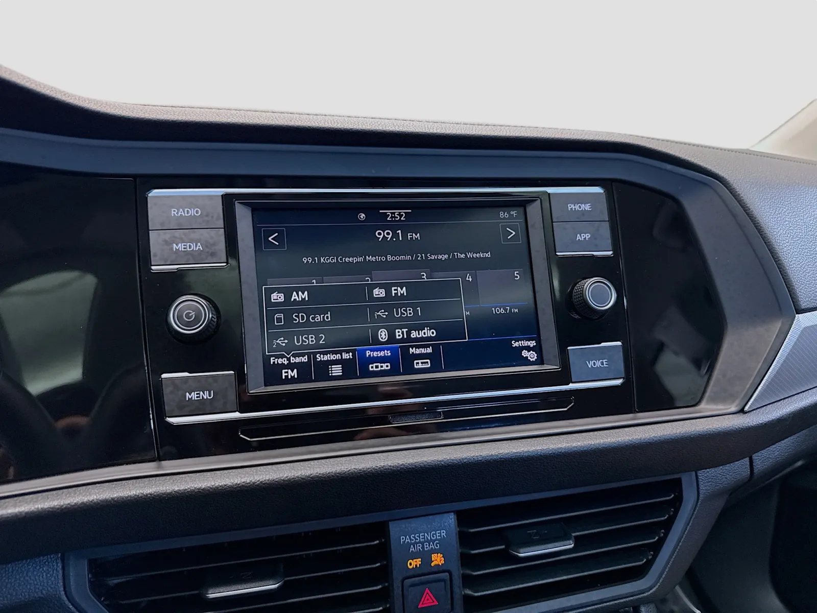 2020 Volkswagen Jetta SE R-Line photo 3