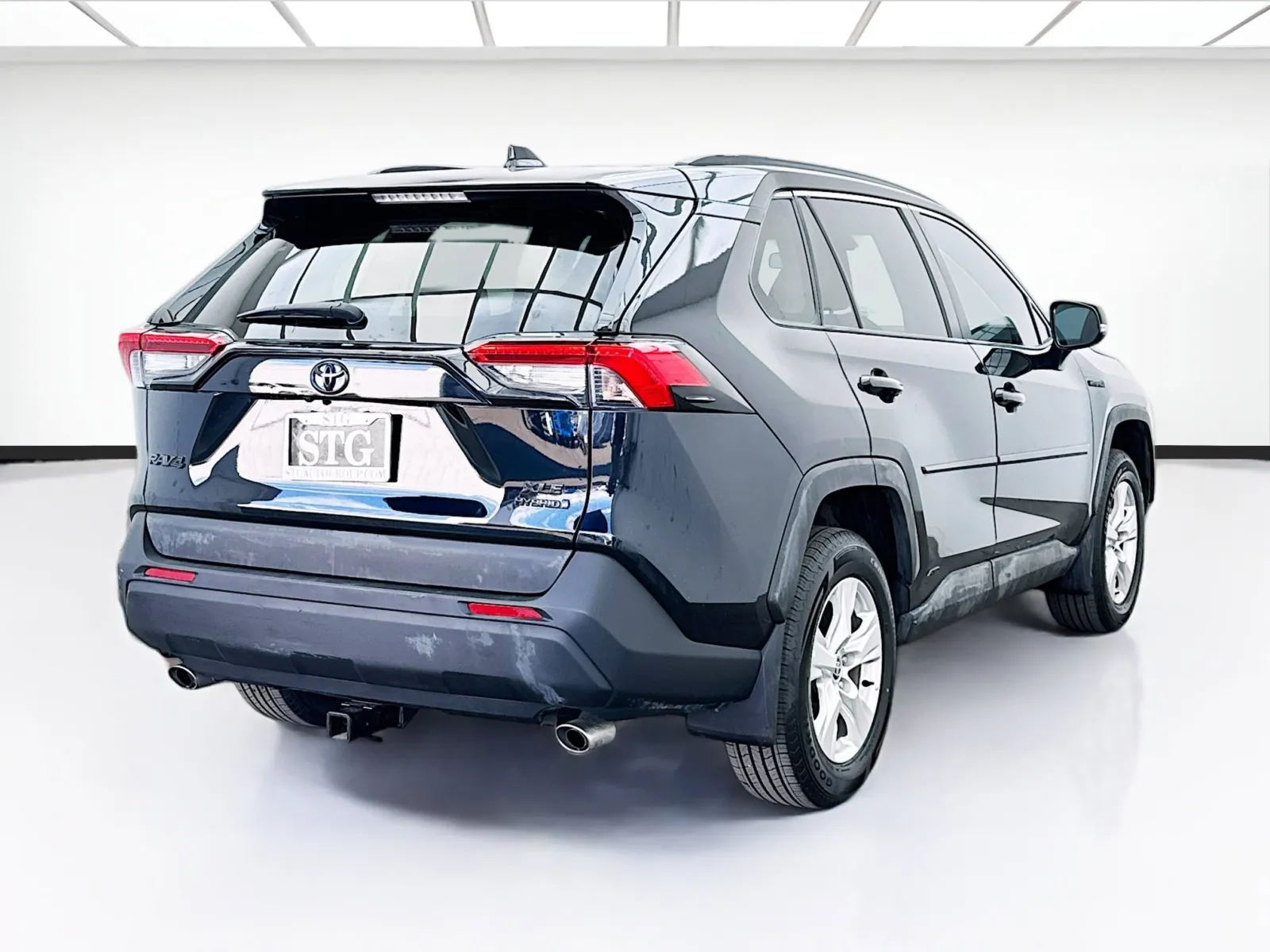 2021 Toyota RAV4 Hybrid XLE photo 2