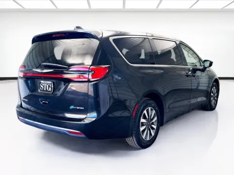 More photos of 2022 Chrysler Pacifica Hybrid Touring L at STG Montclair, CA