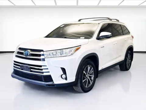 White 2019 Toyota Highlander XLE for sale in Bellflower, CA