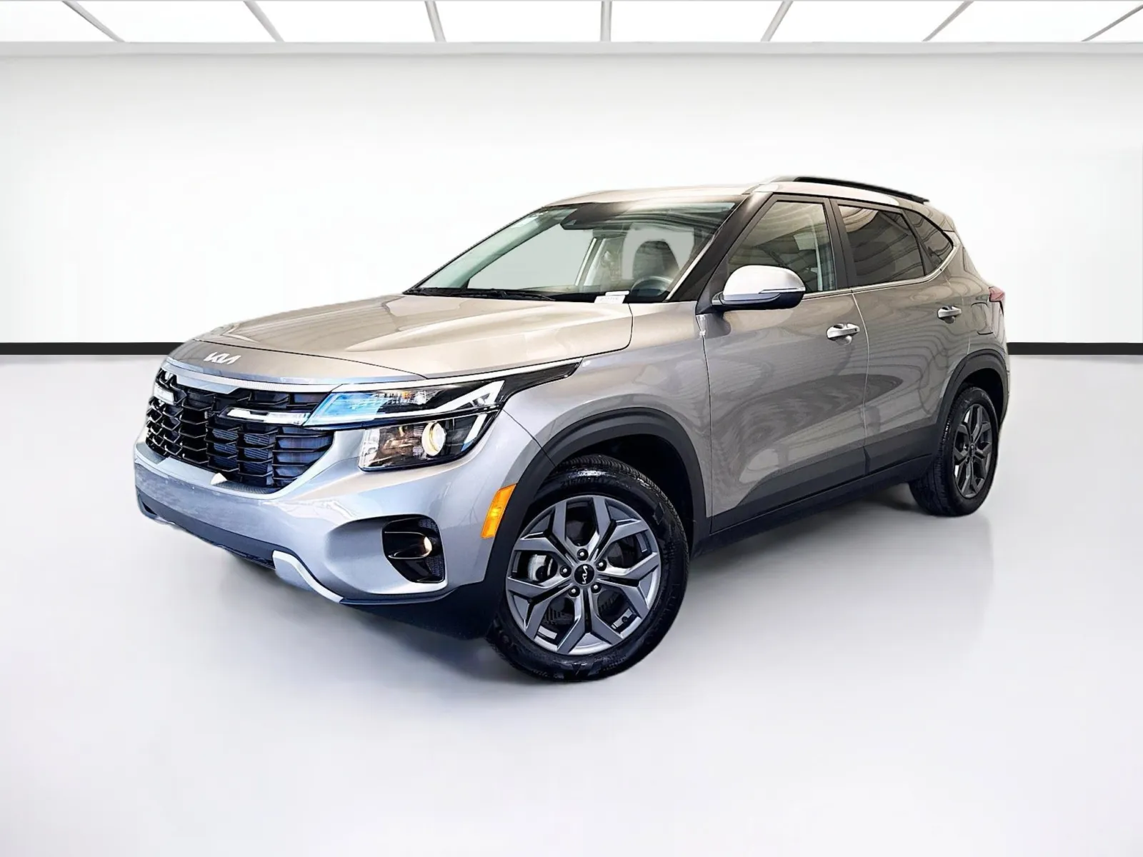 Gray 2024 Kia Seltos S for sale in Bellflower, CA