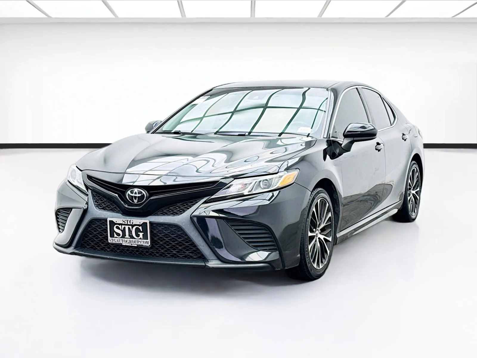 Black 2020 Toyota Camry SE for sale in Bellflower, CA