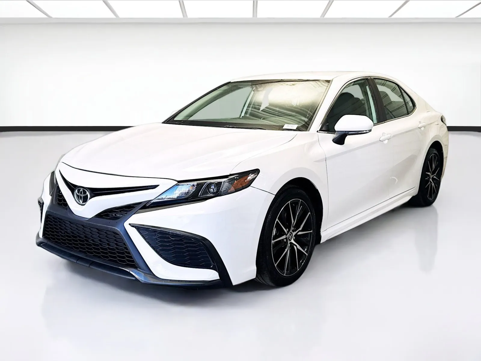 White 2024 Toyota Camry SE for sale in Bellflower, CA