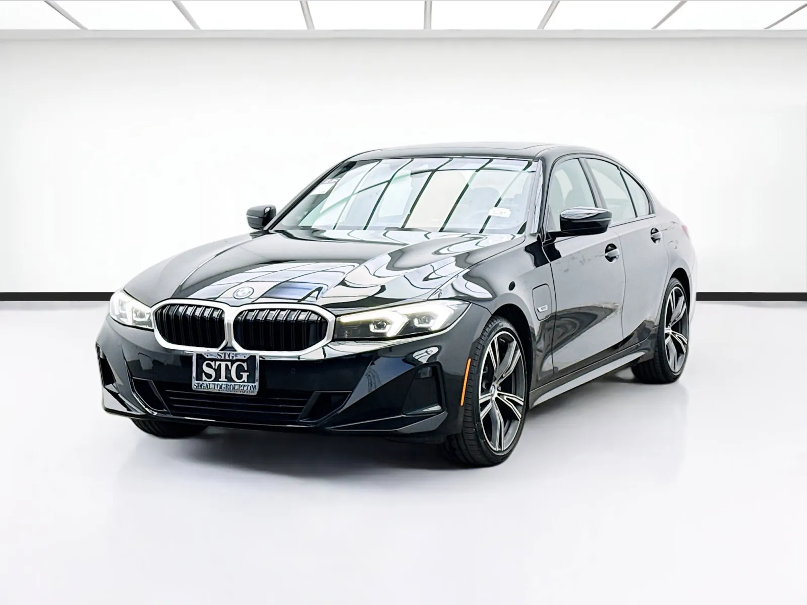 2023 BMW 3 Series 330e's photo