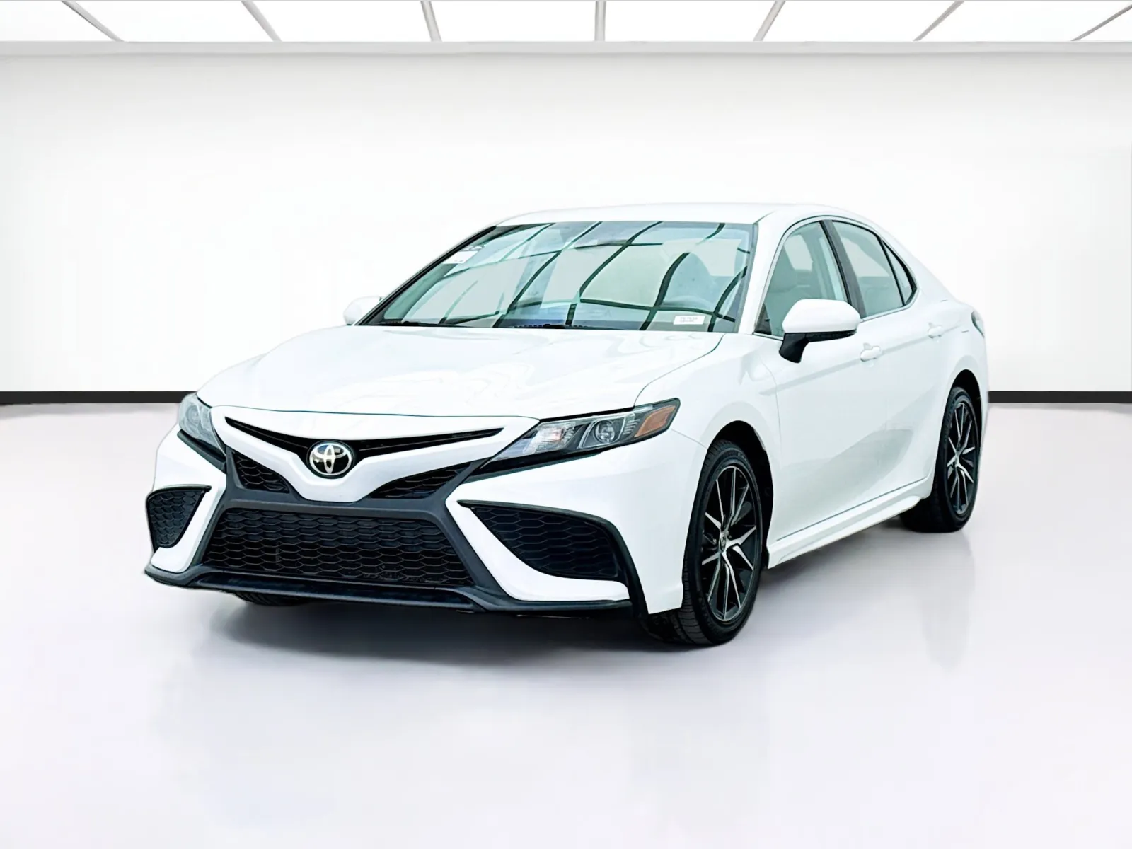 2023 Toyota Camry SE's photo