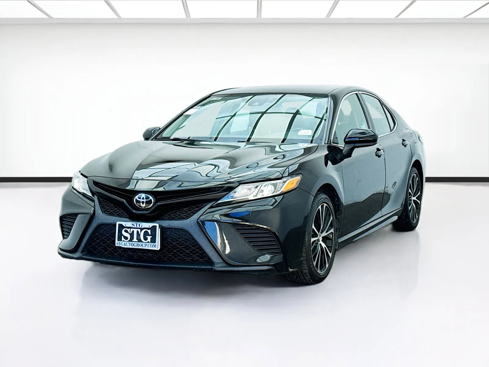 2020 Toyota Camry SE's photo