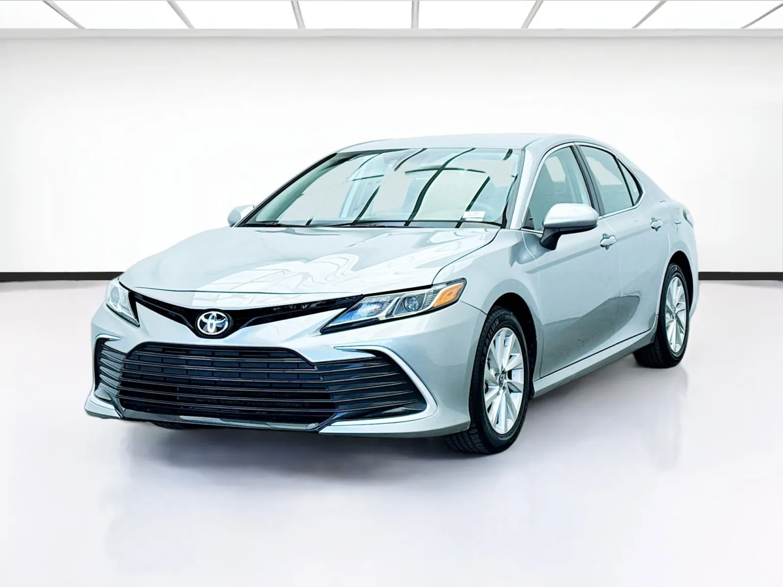 2024 Toyota Camry LE's photo