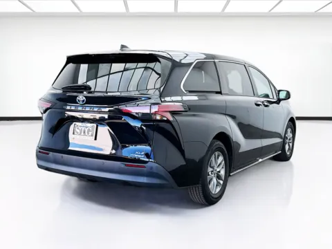 More photos of 2022 Toyota Sienna XLE at STG Bellflower, CA