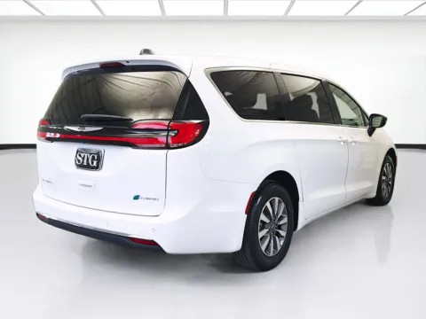 More photos of 2024 Chrysler Pacifica Select at STG Bellflower, CA