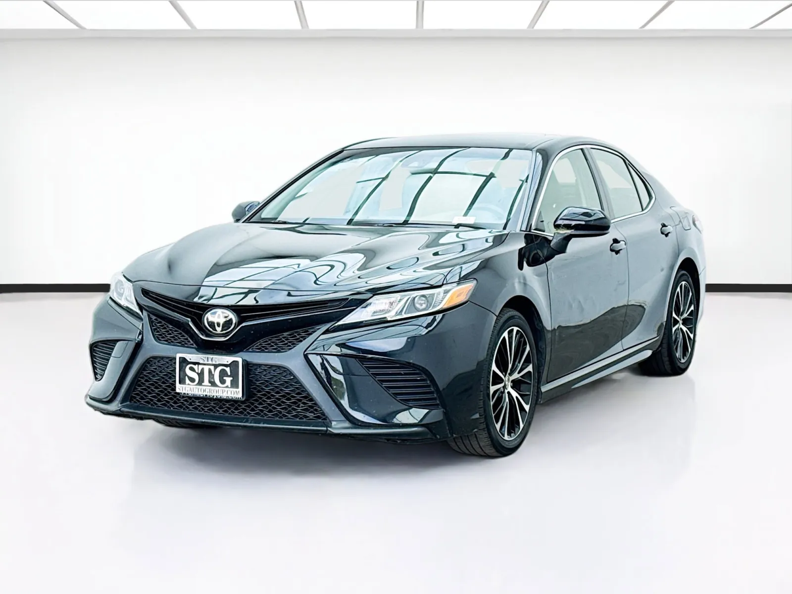 Black 2018 Toyota Camry SE for sale in Bellflower, CA