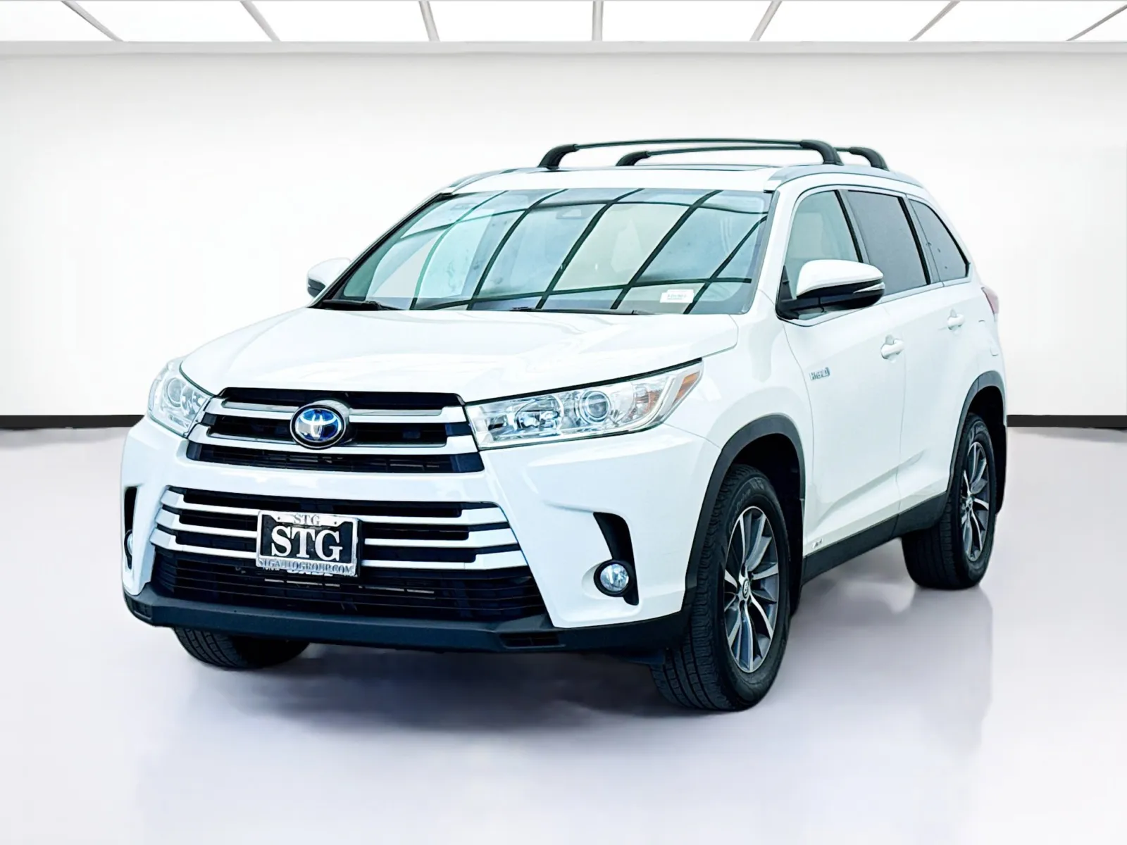 White 2019 Toyota Highlander XLE for sale in Bellflower, CA