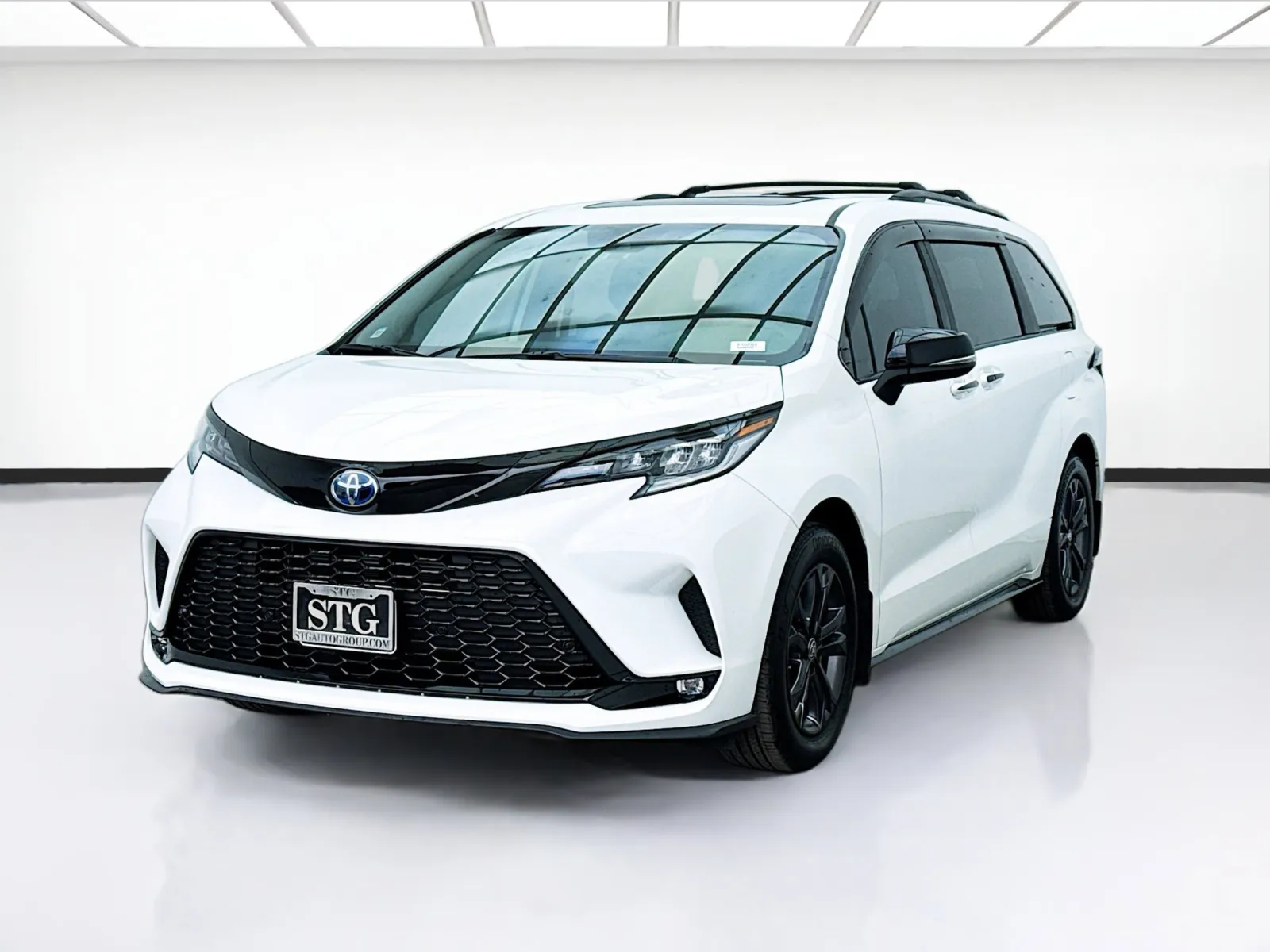 White 2024 Toyota Sienna XSE for sale in Bellflower, CA