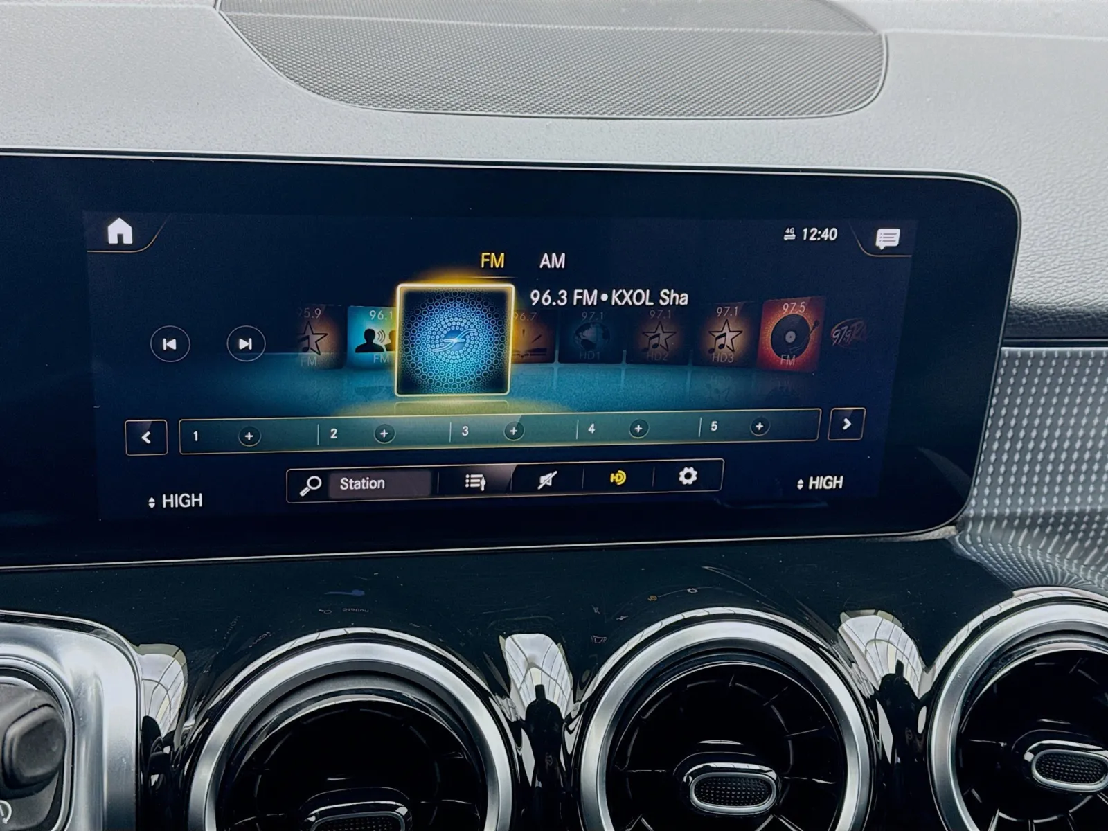 Mercedes-Benz GLB photo 11
