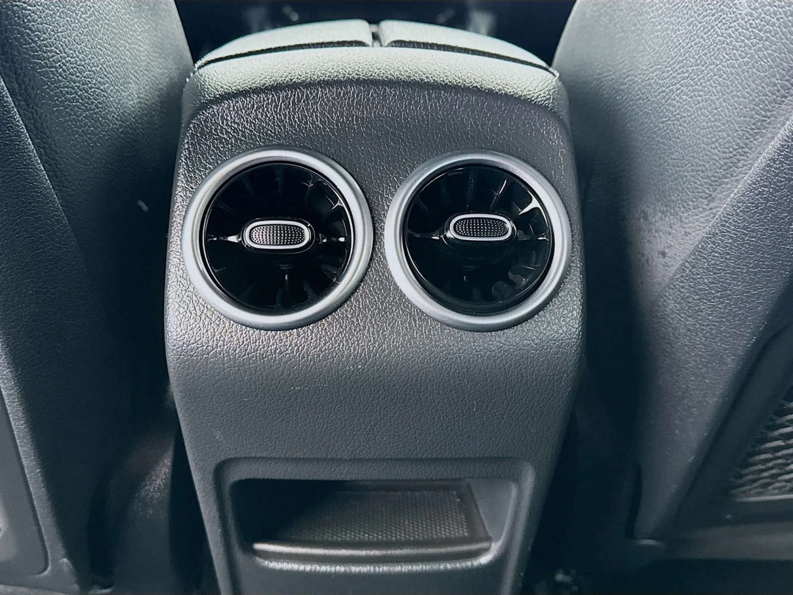 Mercedes-Benz GLB photo 16