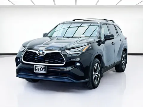 Black 2021 Toyota Highlander XLE for sale in Bellflower, CA