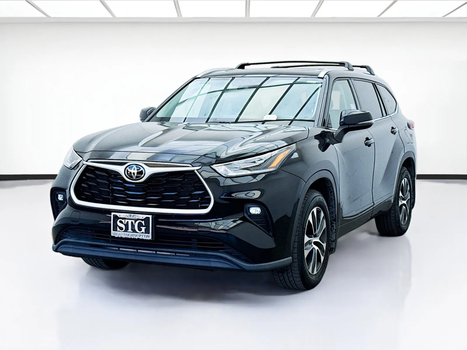 Black 2021 Toyota Highlander XLE for sale in Bellflower, CA