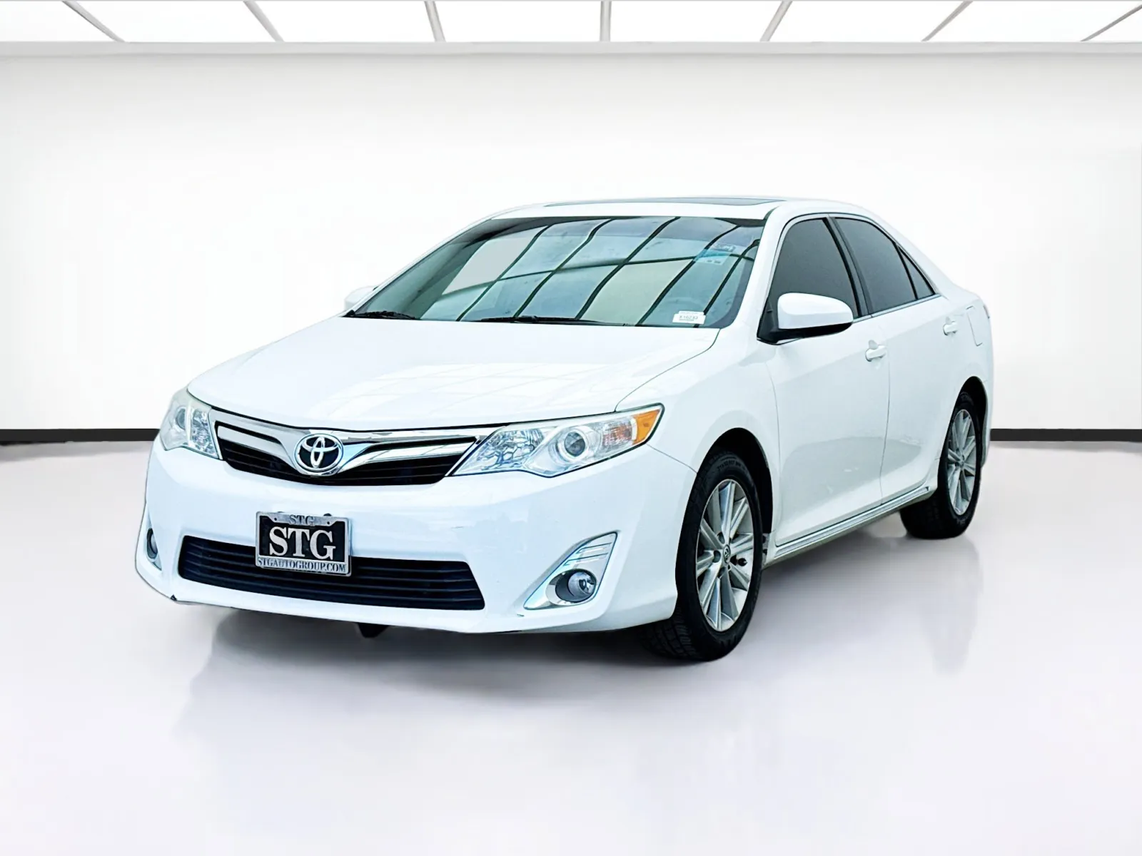 White 2013 Toyota Camry XLE for sale in Bellflower, CA