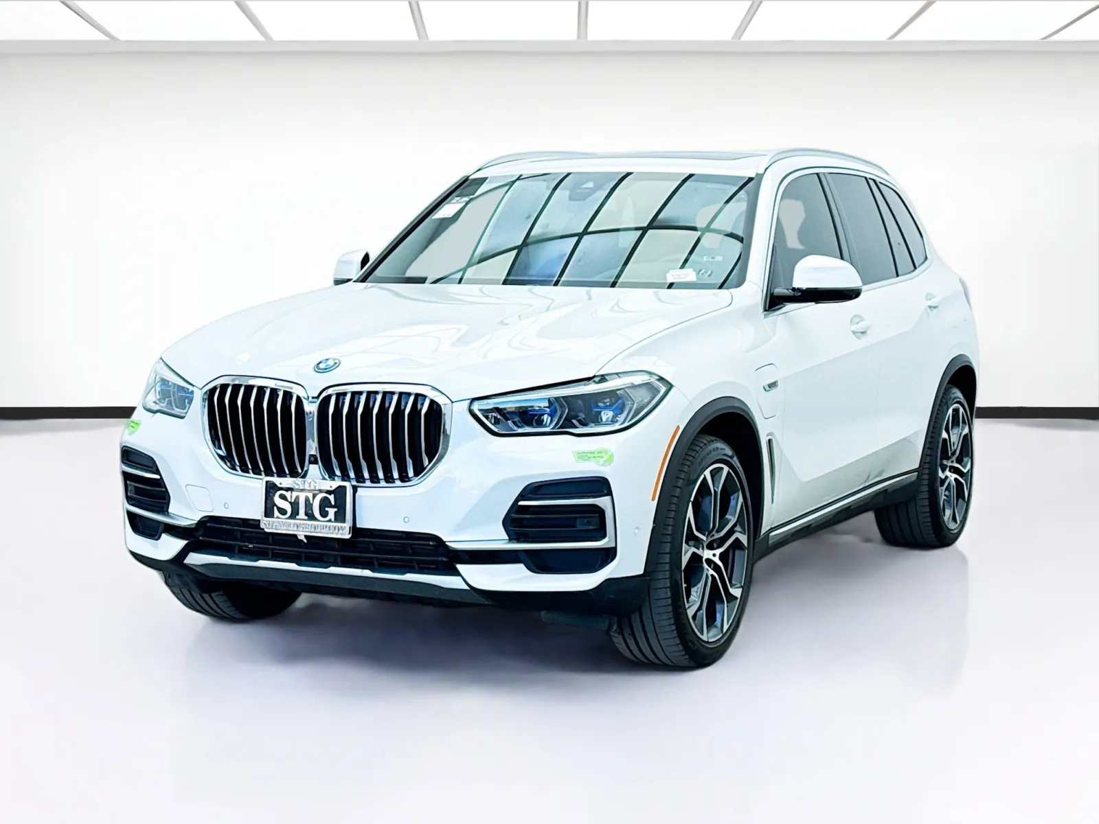 White 2023 BMW X5 xDrive45e for sale in Bellflower, CA