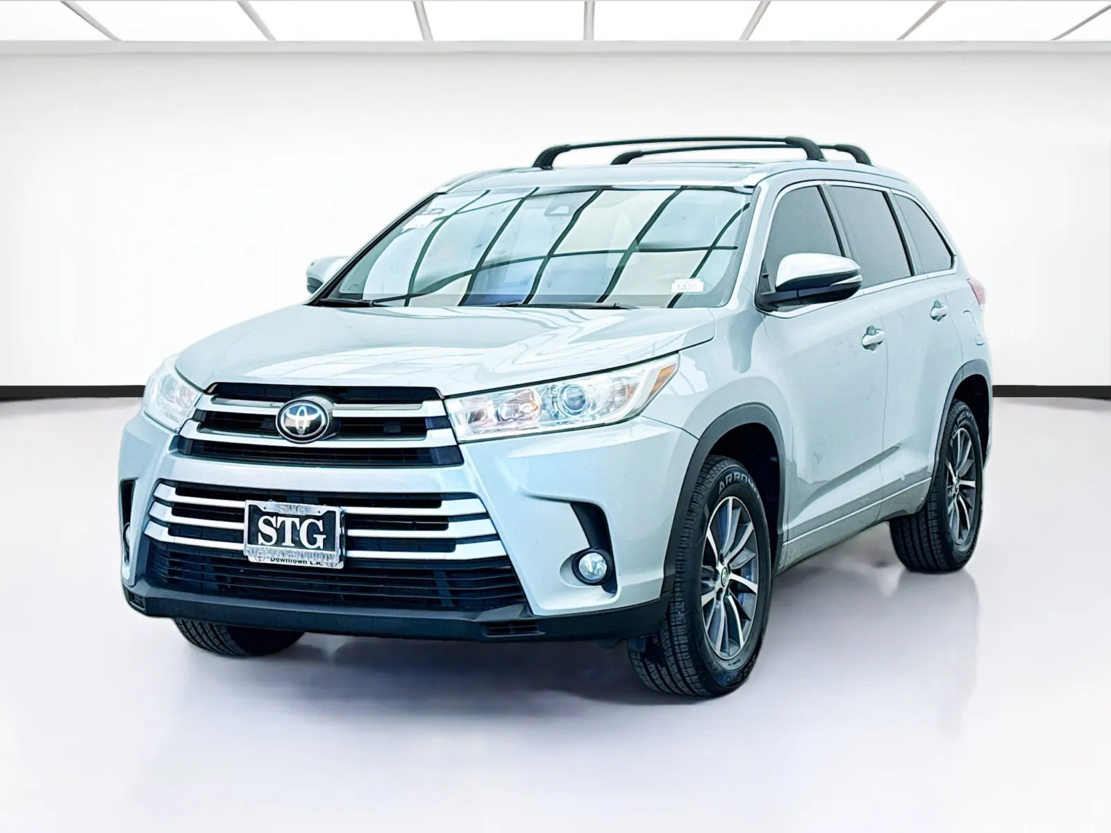 Silver 2017 Toyota Highlander XLE for sale in Bellflower, CA