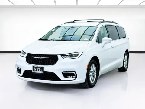 White 2022 Chrysler Pacifica Touring L for sale in Bellflower, CA