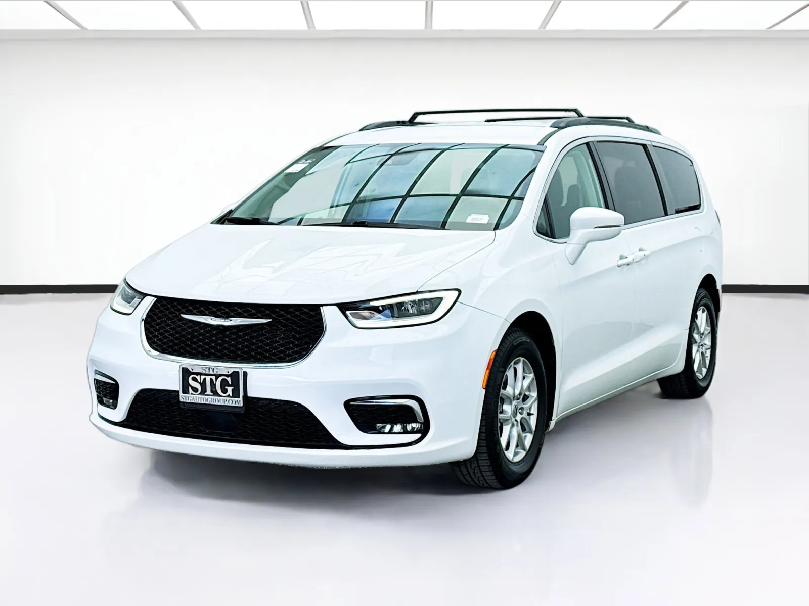 White 2022 Chrysler Pacifica Touring L for sale in Bellflower, CA