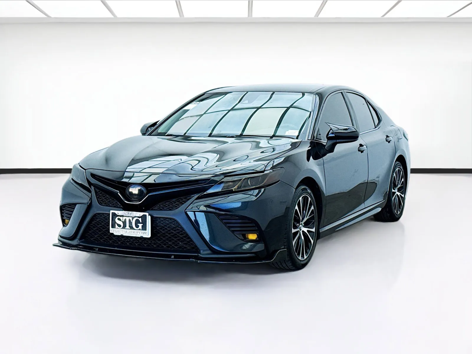 Black 2019 Toyota Camry SE for sale in Bellflower, CA