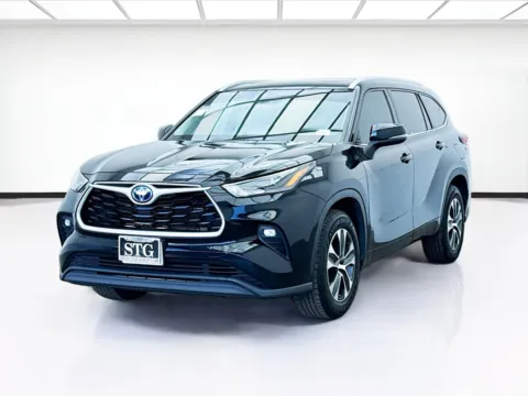 Black 2022 Toyota Highlander XLE for sale in Bellflower, CA