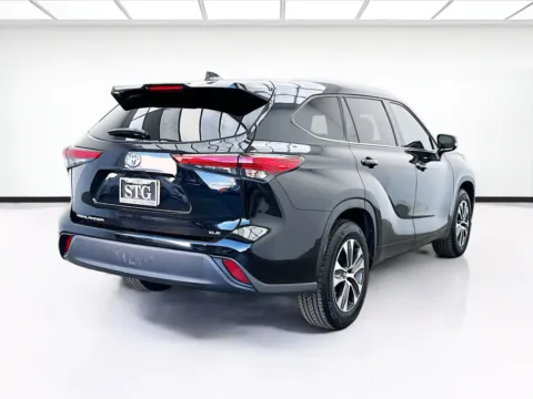More photos of 2022 Toyota Highlander XLE at STG Bellflower, CA