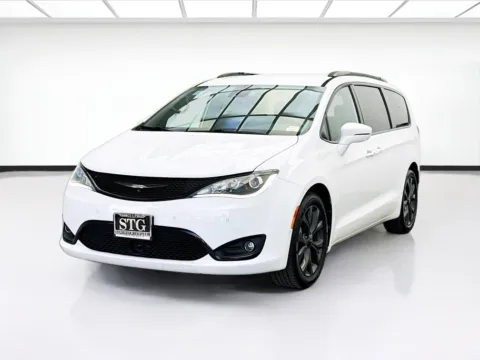 White 2018 Chrysler Pacifica Limited for sale in Bellflower, CA