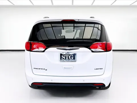 More photos of 2018 Chrysler Pacifica Limited at STG Bellflower, CA