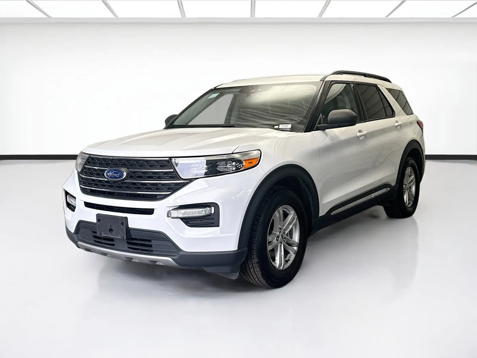 White 2023 Ford Explorer XLT for sale in Bellflower, CA