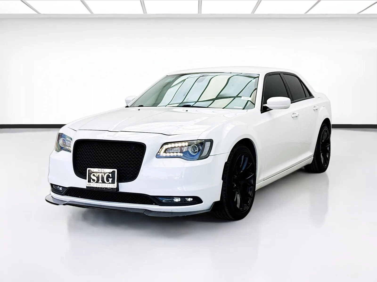 White 2018 Chrysler 300 S for sale in Bellflower, CA
