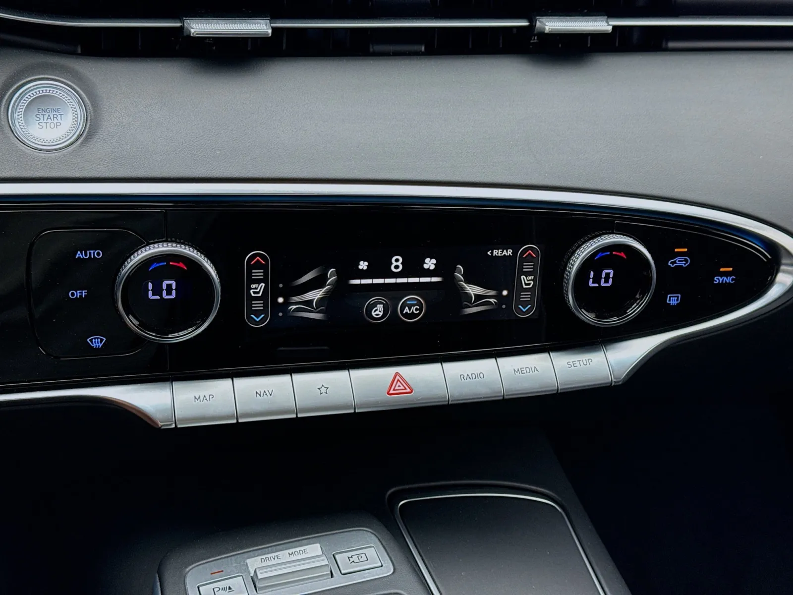Genesis GV70 photo 12