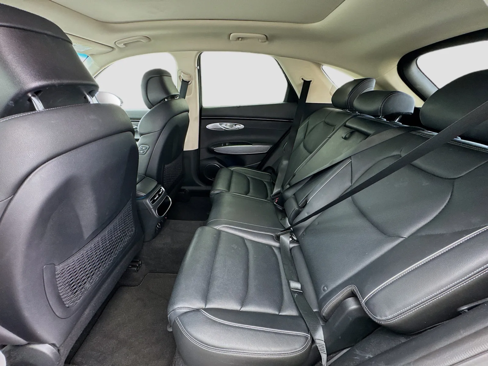 Genesis GV70 photo 16