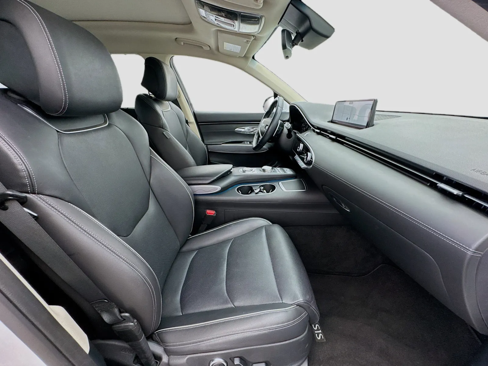 Genesis GV70 photo 21