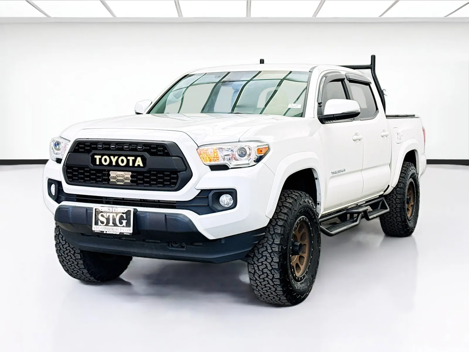 White 2023 Toyota Tacoma SR5 V6 for sale in Bellflower, CA