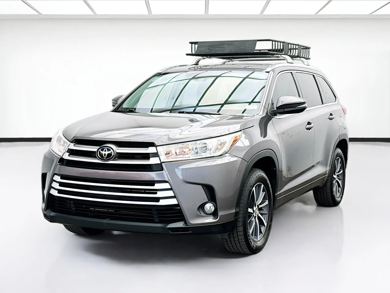 Gray 2018 Toyota Highlander XLE for sale in Bellflower, CA