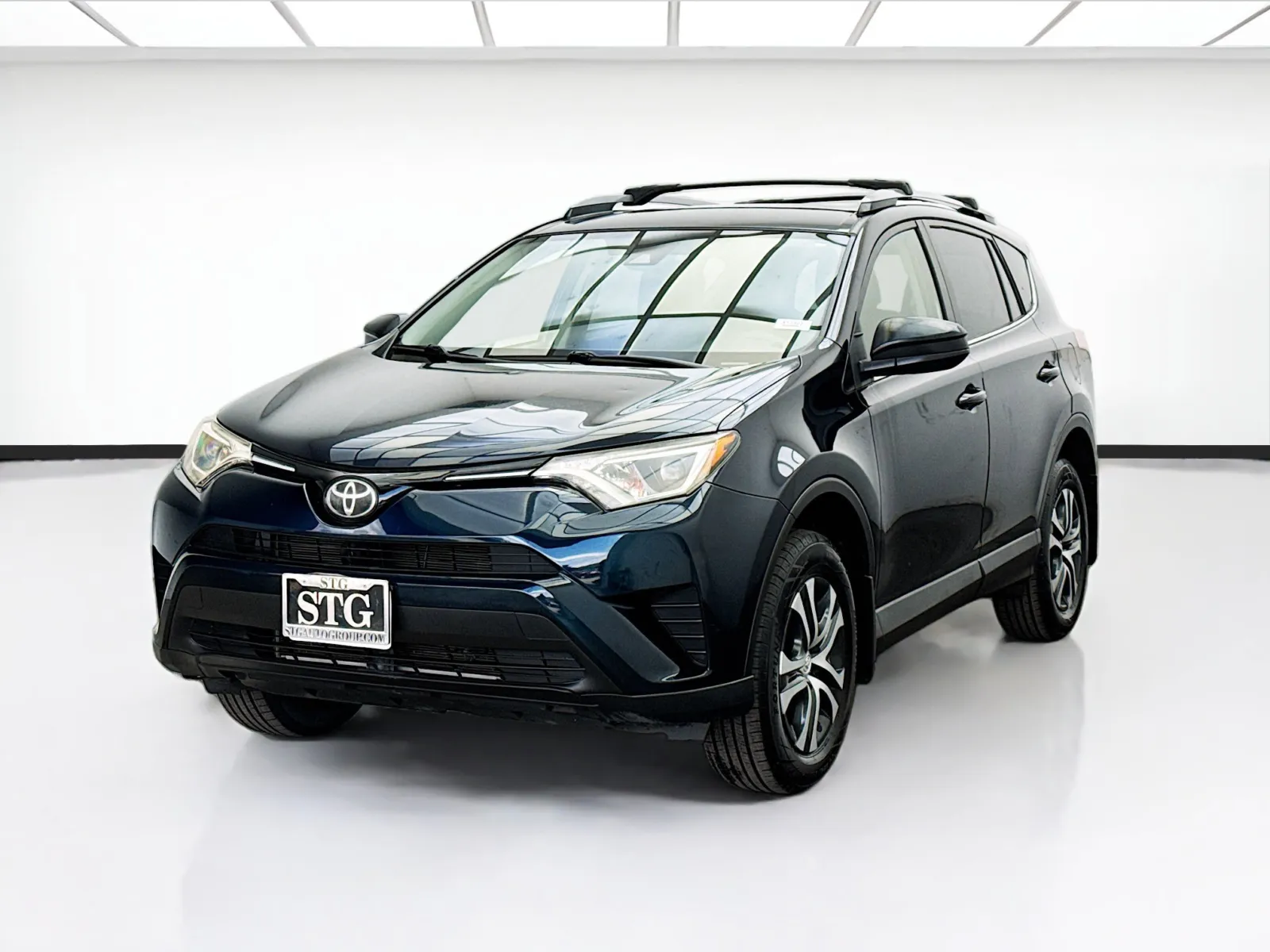 Green 2018 Toyota RAV4 LE for sale in Bellflower, CA
