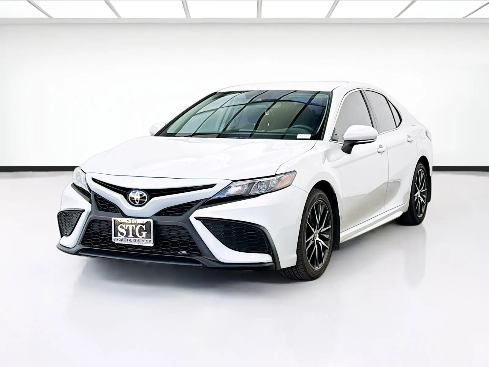 White 2024 Toyota Camry SE for sale in Bellflower, CA