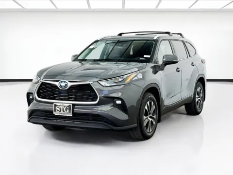 Gray 2023 Toyota Highlander XLE for sale in Bellflower, CA