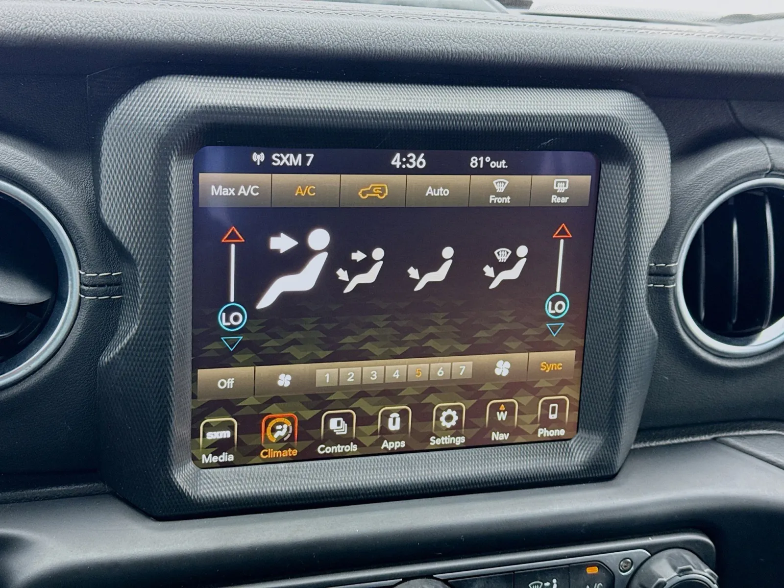 Jeep Wrangler photo 12