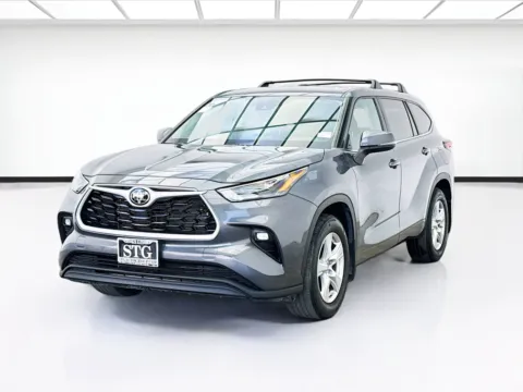 Gray 2023 Toyota Highlander LE for sale in Bellflower, CA