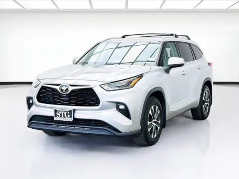 Silver 2022 Toyota Highlander XLE for sale in Bellflower, CA