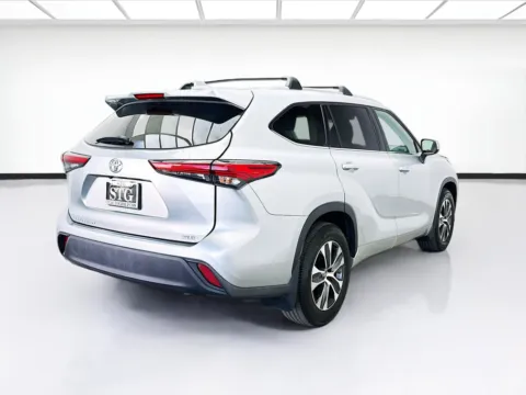 More photos of 2022 Toyota Highlander XLE at STG Bellflower, CA