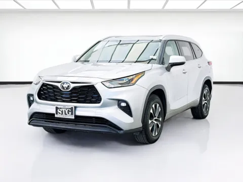 Silver 2022 Toyota Highlander XLE for sale in Bellflower, CA