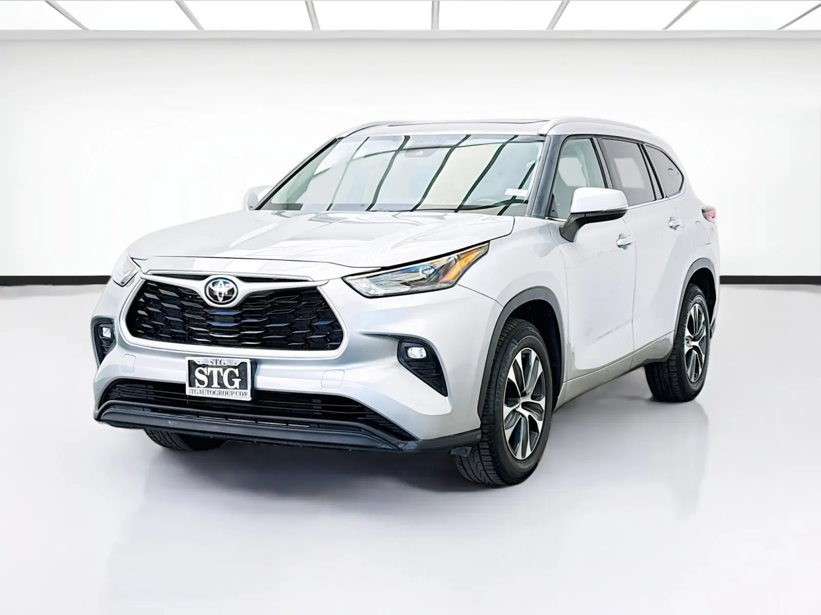 Silver 2022 Toyota Highlander XLE for sale in Bellflower, CA