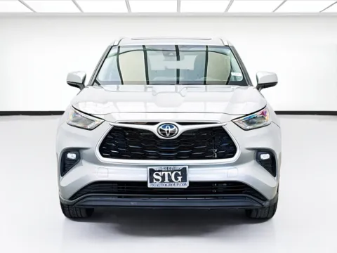 Photos of 2022 Toyota Highlander XLE for sale in Bellflower, CA at STG Bellflower